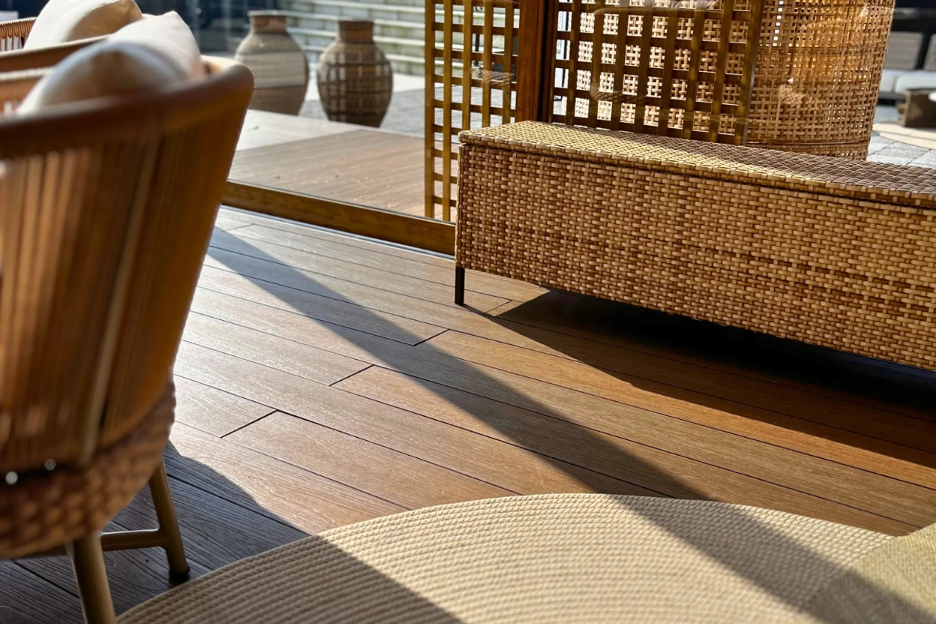 EcoDeck Hera — detalhe premium com mobiliário