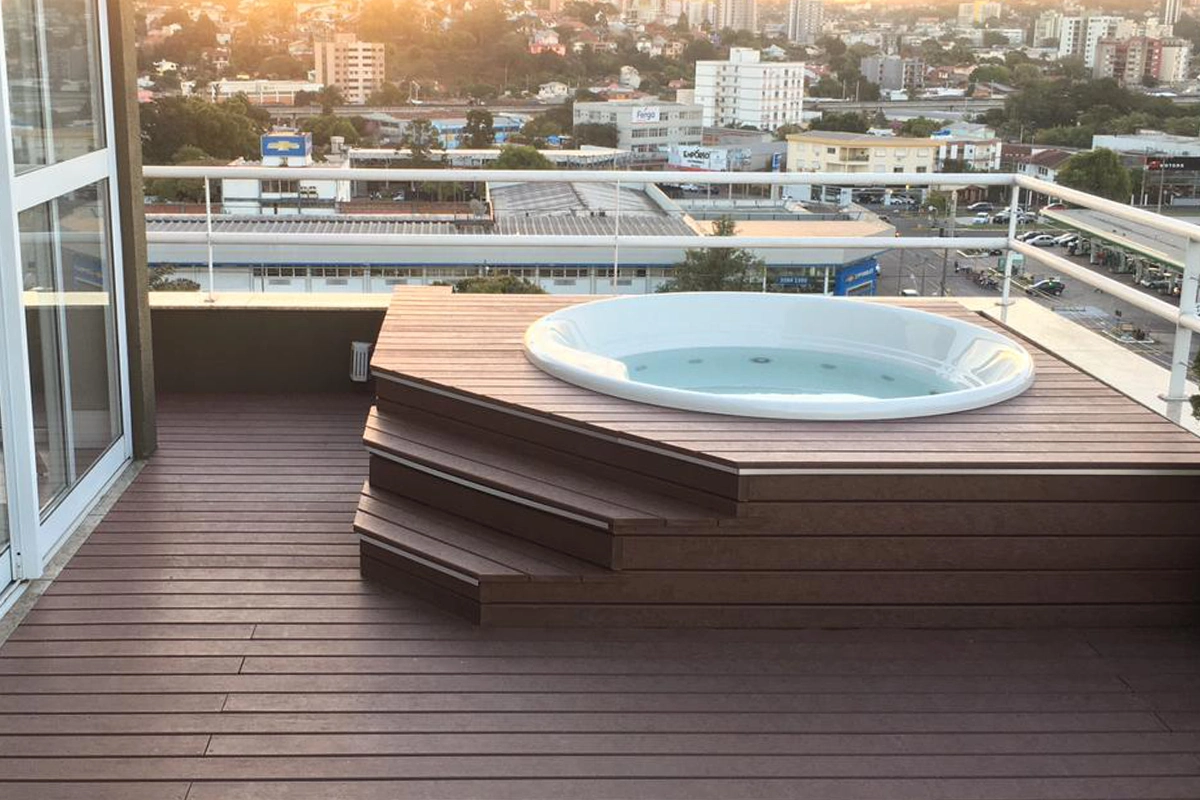 EcoDeck em spa de rooftop com vista para a cidade